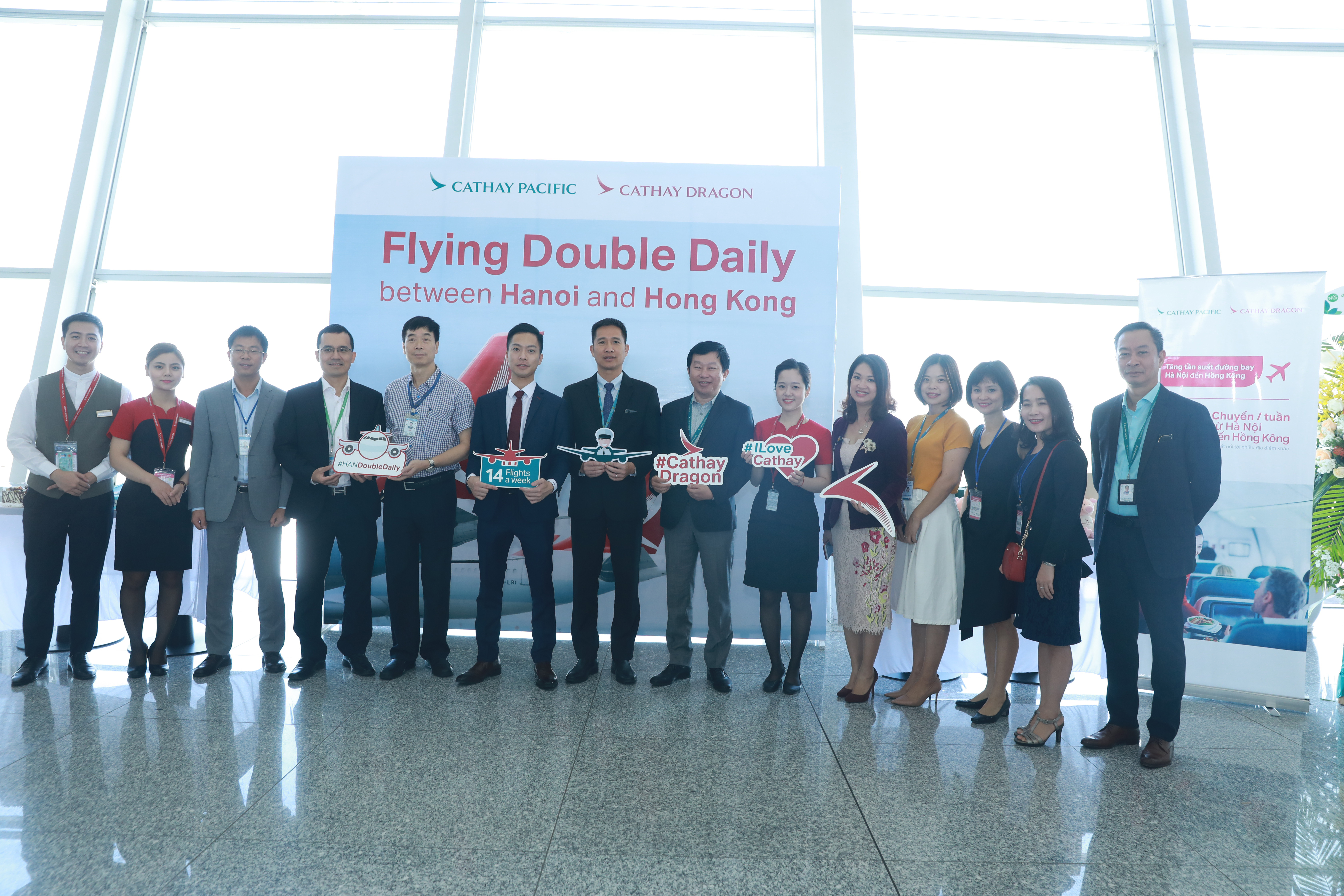 VIAGS Noi Bai jointly celebrate Cathay Dragon's increase of flight frequencies between Hong Kong and Hanoi